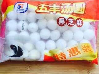 1、团团圆圆~油炸黄金汤圆,速冻黑芝麻馅汤圆一包