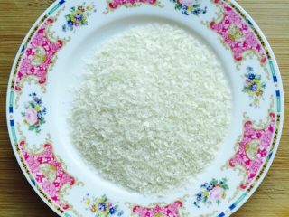 2、团团圆圆~油炸黄金汤圆,面包糠倒入盘子备用