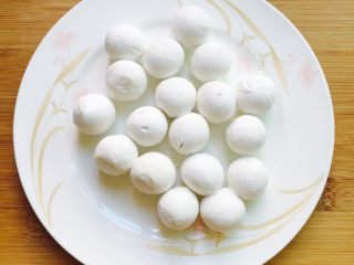 4、团团圆圆~油炸黄金汤圆,取适量汤圆放入盘中回温