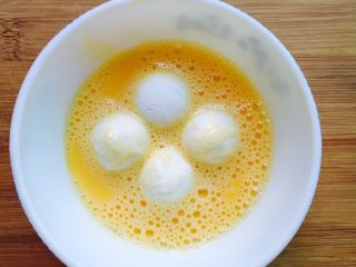 6、团团圆圆~油炸黄金汤圆,汤圆放入蛋液里裹一下