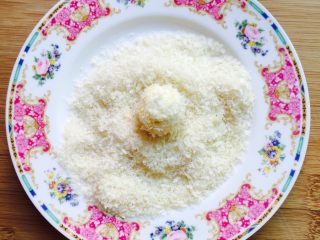 7、团团圆圆~油炸黄金汤圆,然后均匀裹上面包糠