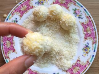 8、团团圆圆~油炸黄金汤圆,如图所示依次裹上面包糠