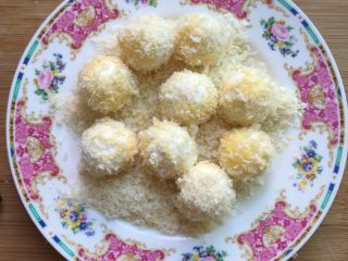 9、团团圆圆~油炸黄金汤圆,裹好的汤圆等着入油锅