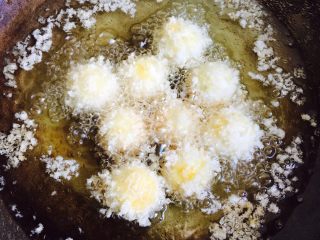 11、团团圆圆~油炸黄金汤圆,逐个把汤圆放入锅里小火慢炸!在油炸的过程中用筷子翻动避免受热不均匀