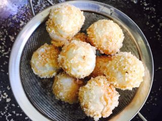 12、团团圆圆~油炸黄金汤圆,炸至表面膨胀,金黄色即可捞起沥干油份