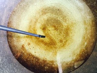 10、团团圆圆~油炸黄金汤圆,热锅倒入食用油加热至五成热即可