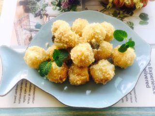 14、团团圆圆~油炸黄金汤圆,装盘食用