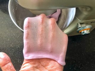 3、黑芝麻奶油紫薯包,继续揉面功能至达到扩展阶段。