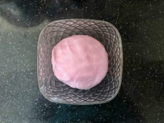 4、黑芝麻奶油紫薯包,放入碗中盖上保鲜膜进行一次发酵。