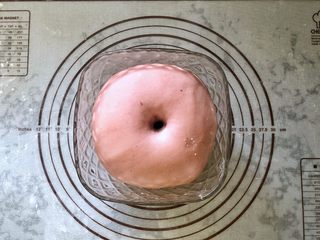 5、黑芝麻奶油紫薯包,发酵至两倍大。