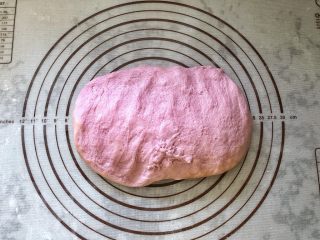 6、黑芝麻奶油紫薯包,取出轻轻按压排出气体。