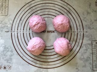 7、黑芝麻奶油紫薯包,分成四等份盖上保鲜膜松弛15分钟。