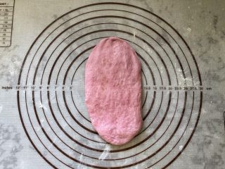 8、黑芝麻奶油紫薯包,擀成牛舌状。