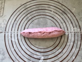 9、黑芝麻奶油紫薯包,自下而上卷起后捏紧收口处,稍微搓长。