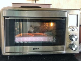 12、黑芝麻奶油紫薯包,放入烤箱140度上下火烘烤25分钟后取出。