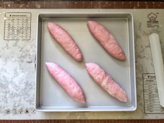 10、黑芝麻奶油紫薯包,有间距的码放在烤盘里进行二次发酵。