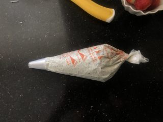 13、黑芝麻奶油紫薯包,淡奶油、黑芝麻粉、糖粉打至硬性发泡,装入裱花袋中。