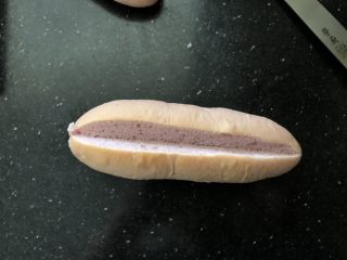 14、黑芝麻奶油紫薯包,紫薯面包切去中间的部分。