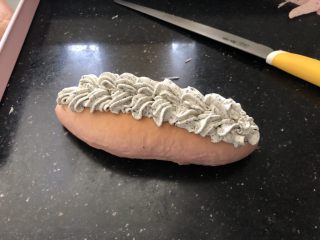 15、黑芝麻奶油紫薯包,挤入黑芝麻奶油。