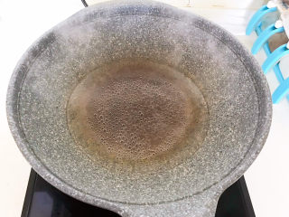 6、糖水鸡蛋,锅里加入冷水，烧至锅底冒泡