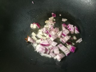 4、四季都宜的西红柿土豆浓汤,放洋葱丁翻炒