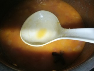 9、四季都宜的西红柿土豆浓汤,大火煮开后转小火熬，熬到土豆变软，汤头略显浓稠就可以。我一般这时候喜欢用勺子在锅中把土豆碾碎。其实比较面的土豆，熬的时间长会自己化掉。