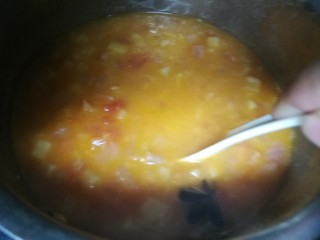 10、四季都宜的西红柿土豆浓汤,熬到自己喜欢的稠度，出锅前加盐调味。