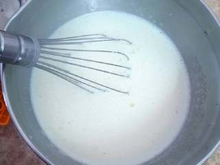 5、无敌巨好吃の奶酪华夫饼,混匀好的牛奶液与蛋液的状态。