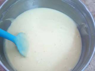 7、无敌巨好吃の奶酪华夫饼,混合好的华夫饼面糊。