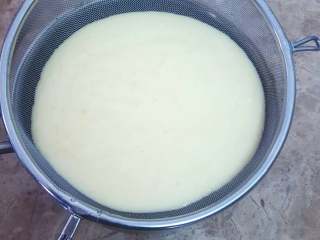 8、无敌巨好吃の奶酪华夫饼,将混合好的面糊进行过筛。经过过筛的面糊会非常细腻，没有大固体颗粒的存在。