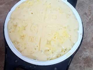 13、无敌巨好吃の奶酪华夫饼,再将剩余的面糊均匀的倒在烤炉内。