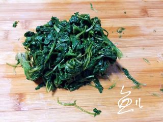 2、冬至美食 猪肉荠菜水饺,荠菜洗净，开水下锅焯30秒，捞出沥干水分