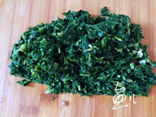 3、冬至美食 猪肉荠菜水饺,荠菜剁碎