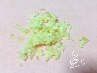 6、冬至美食 猪肉荠菜水饺,生姜切碎