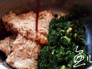 7、冬至美食 猪肉荠菜水饺,猪肉馅和荠菜碎放盆中，倒入生抽