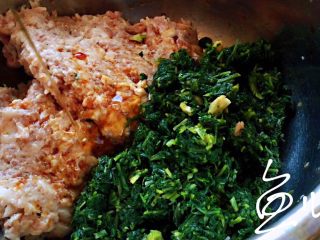 8、冬至美食 猪肉荠菜水饺,倒入芝麻油