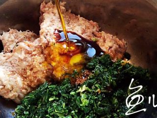 11、冬至美食 猪肉荠菜水饺,放入玉米油