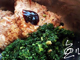 9、冬至美食 猪肉荠菜水饺,倒入蚝油