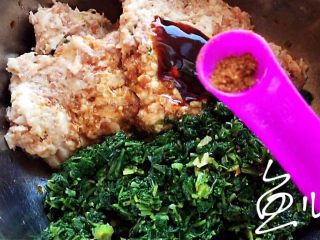 10、冬至美食 猪肉荠菜水饺,放入五香粉