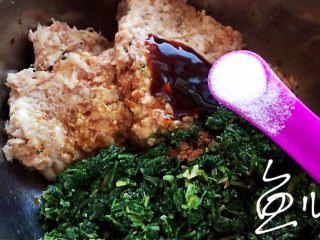 12、冬至美食 猪肉荠菜水饺,放入食盐