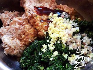 13、冬至美食 猪肉荠菜水饺,放入葱姜末