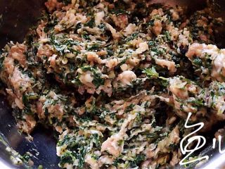 14、冬至美食 猪肉荠菜水饺,顺一个方向搅拌均匀
