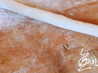 15、冬至美食 猪肉荠菜水饺,面团搓长条