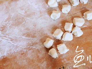 16、冬至美食 猪肉荠菜水饺,揪成小剂子