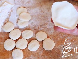 17、冬至美食 猪肉荠菜水饺,压扁，擀成中间厚边缘薄的面皮