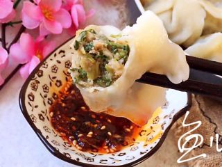 21、冬至美食 猪肉荠菜水饺,配上喜欢的酱料开吃吧