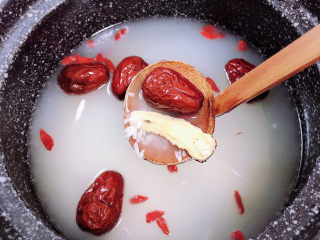 4、鸡蛋醪糟汤,加入水,放入红枣、枸杞子、当归。