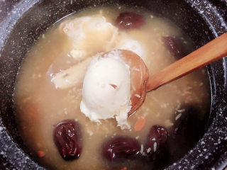 11、鸡蛋醪糟汤,鸡蛋醪糟汤就可以出锅了。