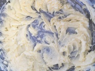 2、日式南瓜挞,打发至柔顺状态