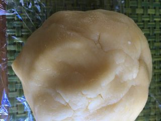 6、日式南瓜挞,捏成团状不见干粉，包在保鲜膜里放冰箱冷藏半小时